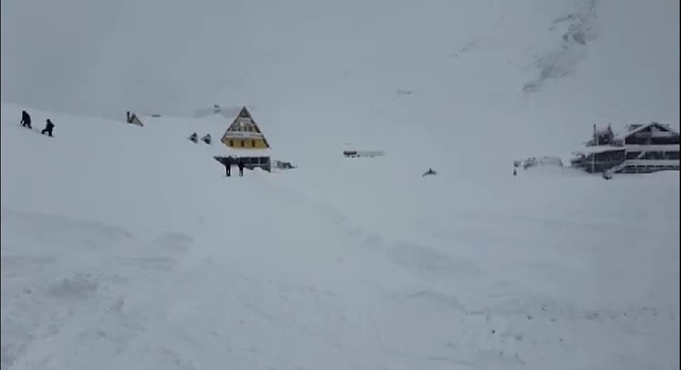 Risc foarte mare de avalanşă în Munţii Făgăraş. Turiştii, sfătuiți să nu iasă din cabane