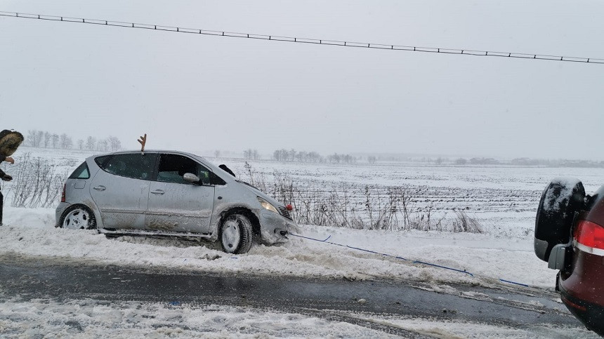Accident din cauza zăpezii, în Botoşani. Două maşini au derapat şi au ajuns în şanţ