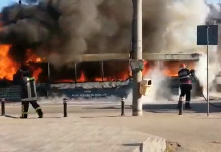 VIDEO Autobuz în flăcări în Craiova. Focul s-a extins la o casă