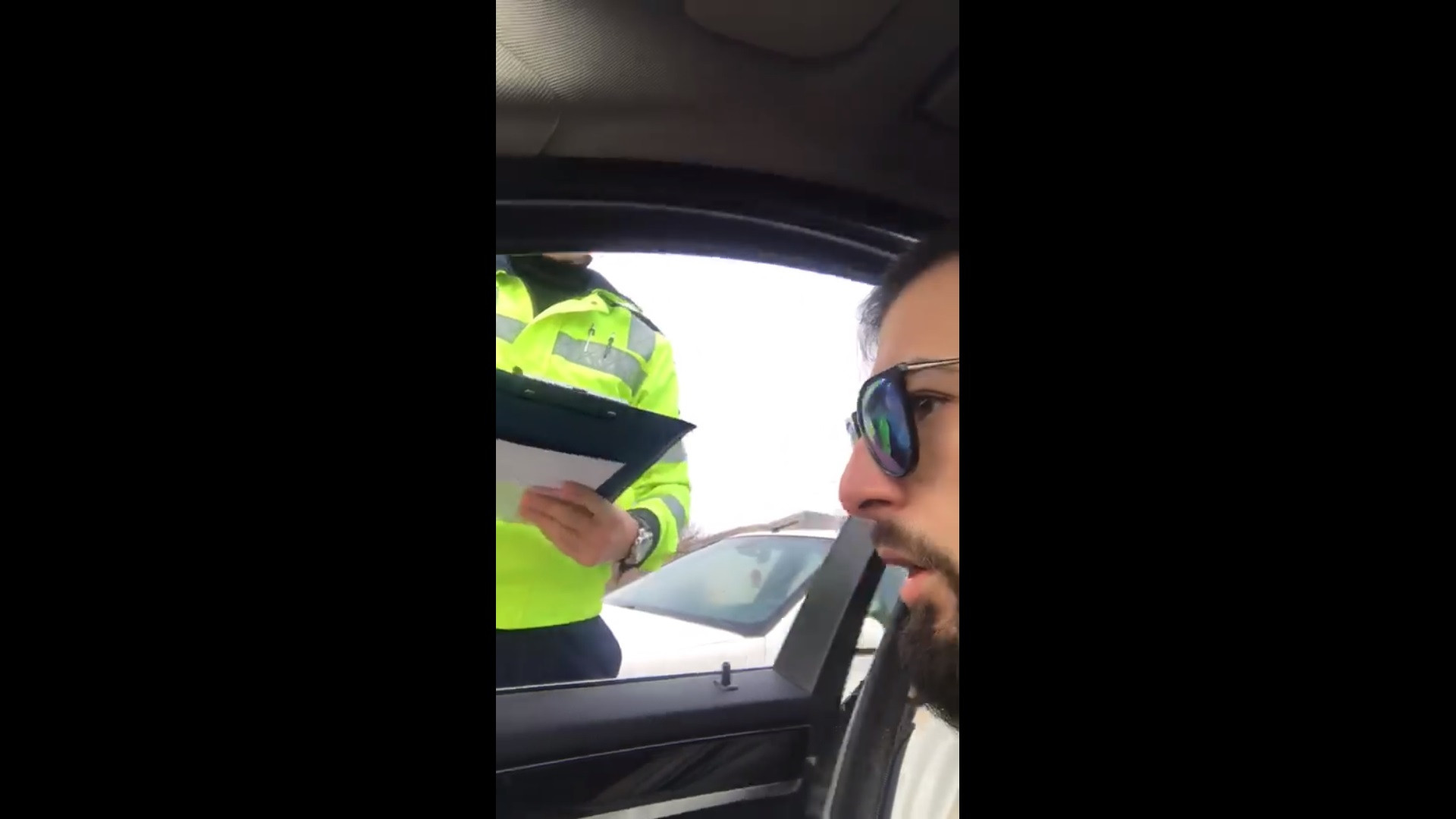 VIDEO. Șoferul unui BMW, prins fără numere de înmatriculare, reclamă un abuz al polițiștilor