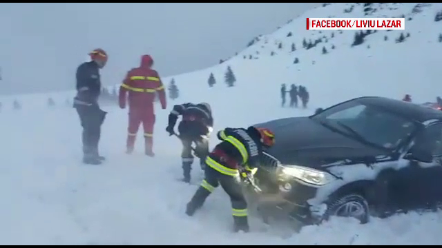 Zeci de mașini au rămas înzăpezite. Zonele în care circulația este afectată de ninsori