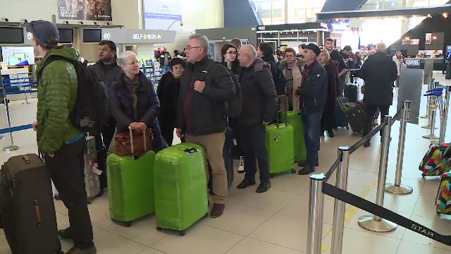 Aglomeraţie pe aeroporturi, înainte de Revelion. Pasageri cu cozonac în bagaje