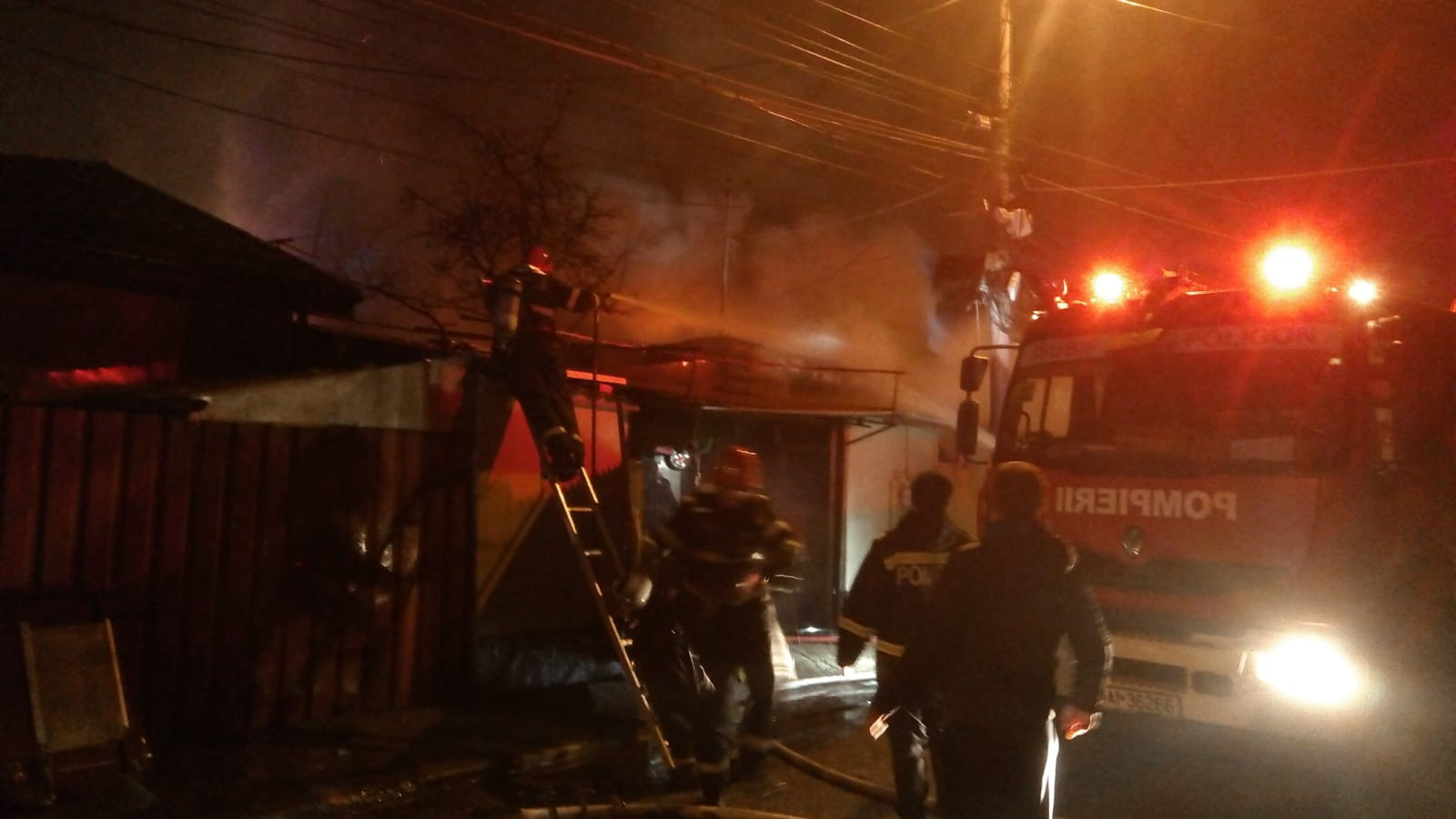 Incendiu de proporţii în cartierul Pantelimon. Pompierii au intervenit cu 14 autospeciale