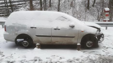 Și-a găsit mașina fără roți după ce lăsat-o pe marginea șoselei în urma unui accident în Bihor