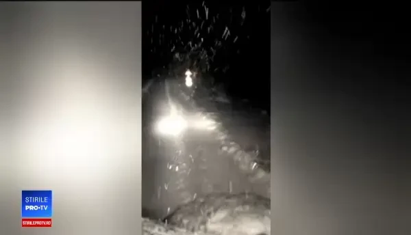 Mașini abandonate în zăpadă și trafic îngreunat în mai multe județe. Când scăpăm de ninsori