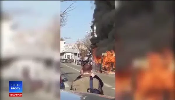 VIDEO Autobuz în flăcări în Craiova. Focul s-a extins la o casă