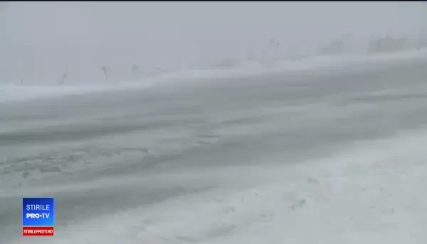Zeci de mașini au rămas înzăpezite. Zonele în care circulația este afectată de ninsori