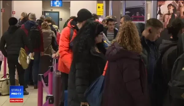 Aglomeraţie pe aeroporturi, înainte de Revelion. Pasageri cu cozonac în bagaje