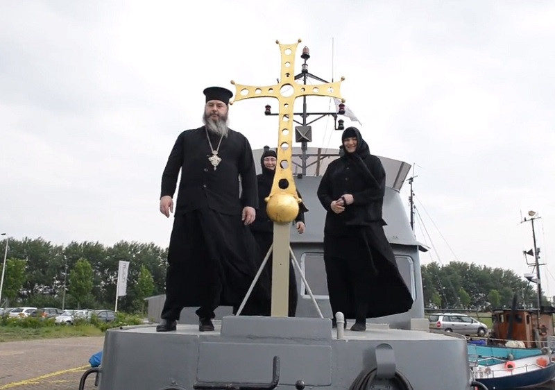 Motivul pentru care o mănăstire plutitoare ancorată într-un port a fost somată să plece