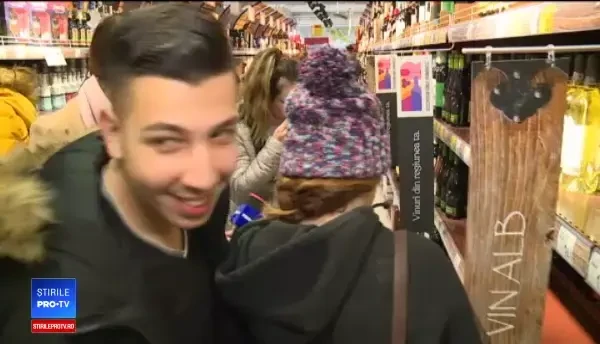 Aglomeraţie la cumpărături, în ultima zi din an. "Vreau şi eu 25 de cefe de porc"