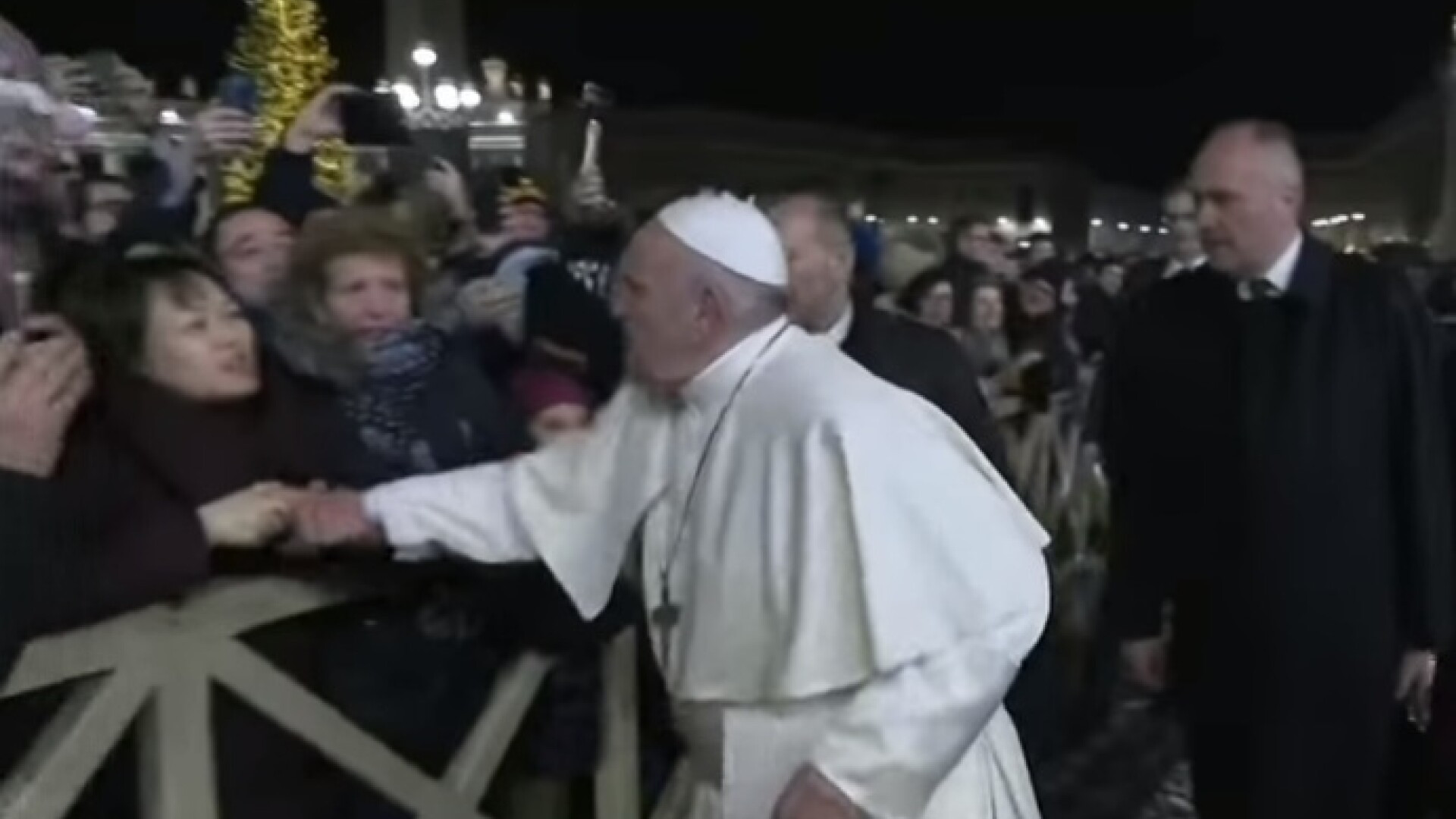 VIDEO. Momentul în care Papa Francisc a lovit mâna unei femei. De ce s-a enervat