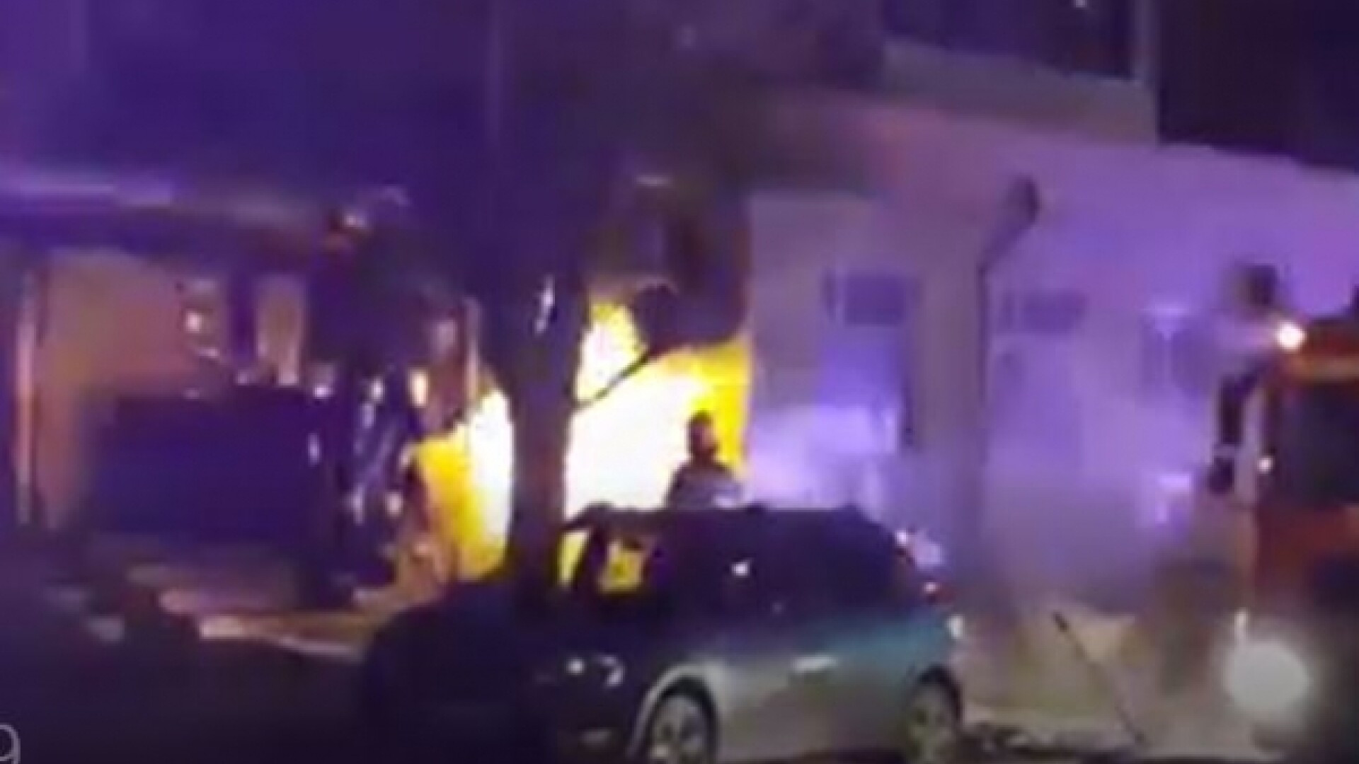 VIDEO. Instalația de gaze de la parterul unui bloc din Galați a luat foc din cauza unei petarde