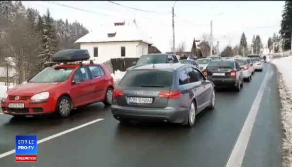 Coșmarul șoferilor care se întorc acasă de la munte: "Drumul este infernal"