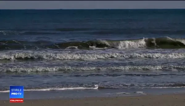 S-au ridicat de la masa de Revelion ca să îşi facă selfie cu marea. Faleza, plină de oameni