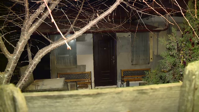 Bărbatul găsit mort în locuinţa sa din Capitală, ucis de chiriași. Trei suspecți au fost reținuți