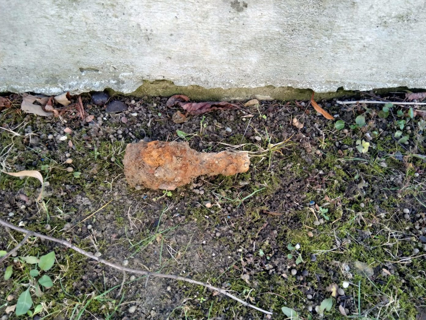 Grenadă antitanc, din Al Doilea Război Mondial, descoperită în curtea Jandarmeriei Vâlcea