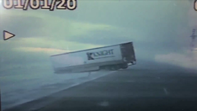 TIR scăpat de sub control pe o șosea cu polei. O mașină de poliție, la un pas să fie zdrobită