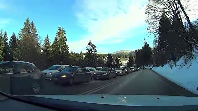 Nici Poliţia nu mai are o soluţie pentru aglomeraţia de pe DN1. În Poiană se ajunge mai repde pe jos