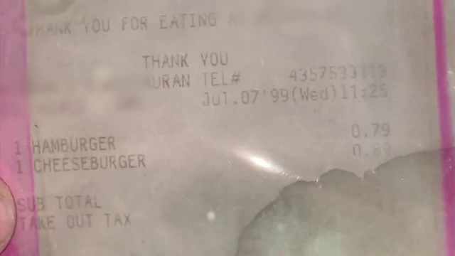 Cum arată „cel mai vechi hamburger din lume”. În iulie împlinește 21 de ani