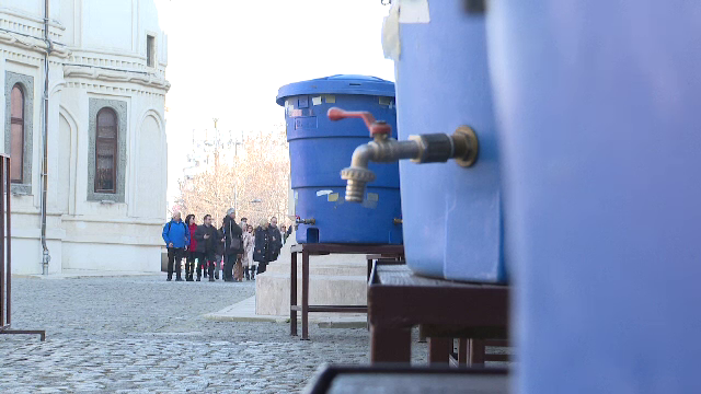 Pregătiri de Bobotează. Cruci uriașe puse la congelator şi agheasmă din "Grădina Maicii Domnului"