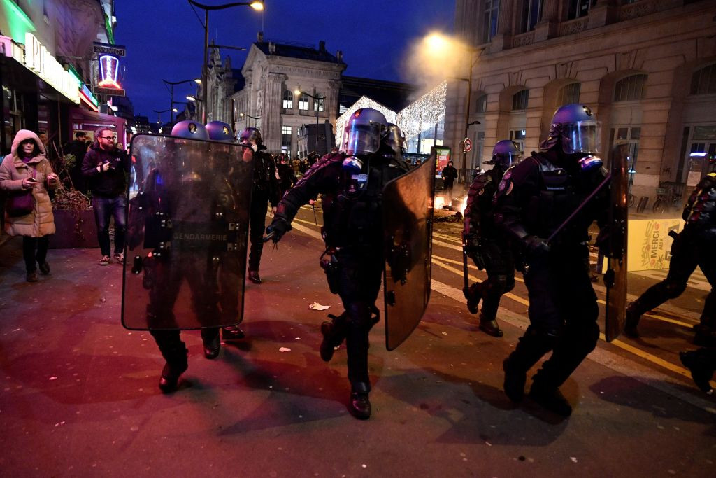 Noi ciocniri între "vestele galbene" şi poliţie, în Paris. Macron nu renunţă la reforme