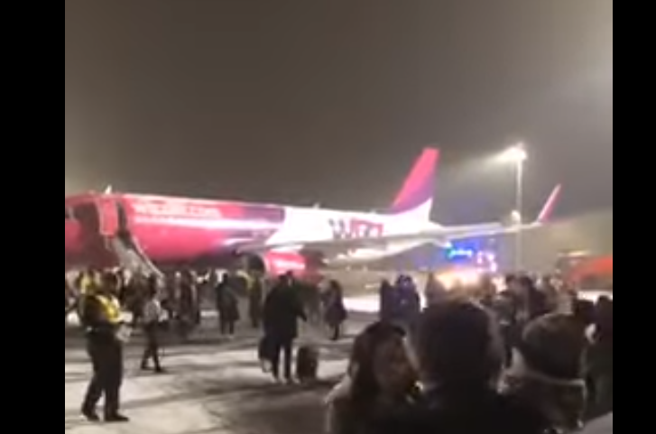 Un zbor cu pasageri români anulat în urma suspiciunii unui incendiu la bordul aeronavei