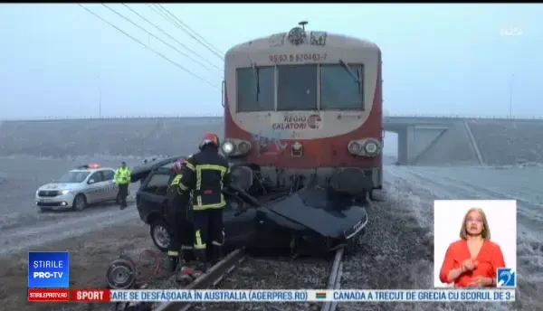 Mașină lovită în plin de tren și târâtă 200 m