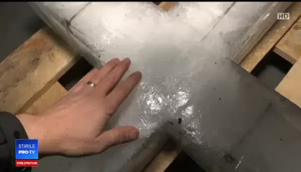 Pregătiri de Bobotează. Cruci uriașe puse la congelator şi agheasmă din "Grădina Maicii Domnului"