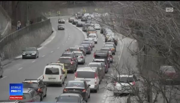 Nici Poliţia nu mai are o soluţie pentru aglomeraţia de pe DN1. În Poiană se ajunge mai repde pe jos