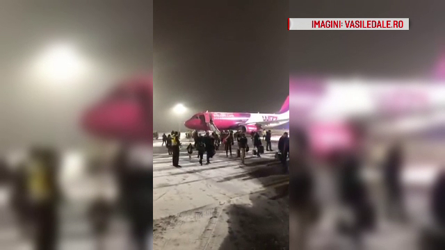 Panică într-un avion plin cu români: "Numai am văzut că sar uşile în aer"