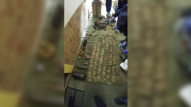 Arsenal impresionant găsit în apartamentul unui orădean. Cum s-a dat alarma