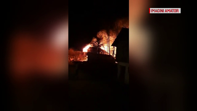 Bătrân rămas fără casă din cauza unui incendiu: "Totul a ars"