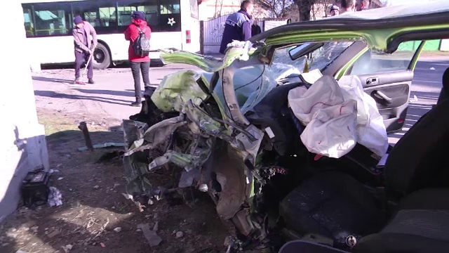 Impact devastator după o depășire periculoasă, în Dâmbovița. O mașină s-a izbit de un autobuz