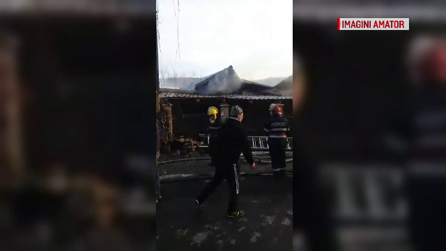 Intervenție cu scandal în Dâmbovița, în urma unui incendiu. „Uitați fraților cu ce stinge”