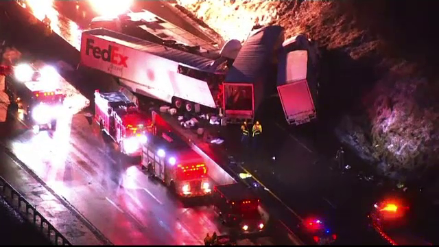 Accident grav pe o autostradă din SUA. 60 de persoane implicate, dintre care 25 rănite