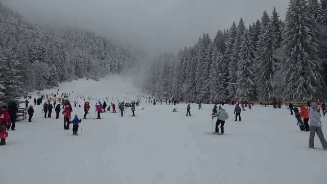 Turiștii moldoveni și ruși petrec Crăciunul pe stil vechi în stațiunile românești