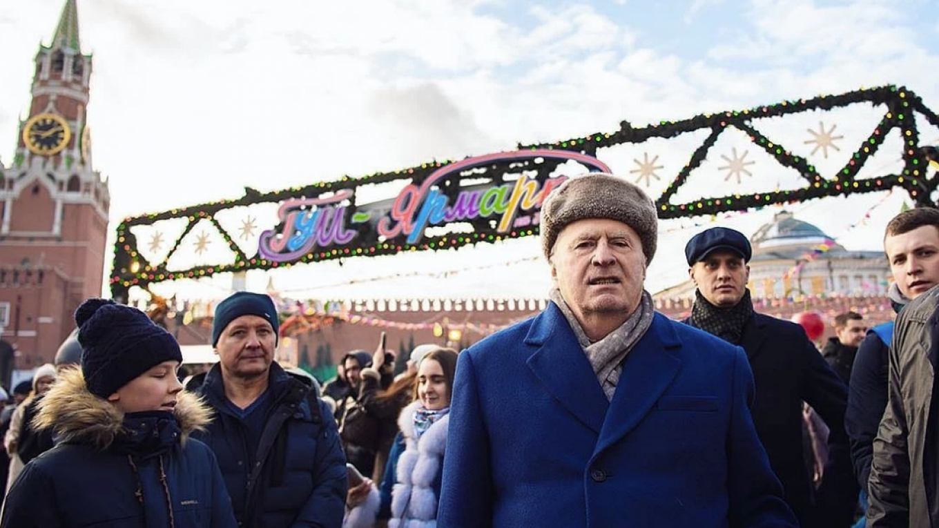 Un lider rus a împărțit bani alegătorilor din Moscova în timp ce îi numea „sclavi”. VIDEO