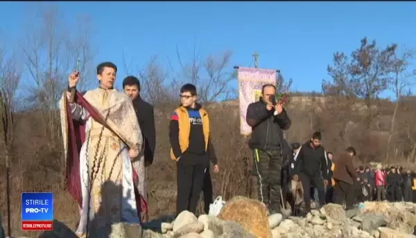 Un tânăr din Gorj a reușit pentru al 10-lea an la rând să prindă crucea din apă, de Bobotează