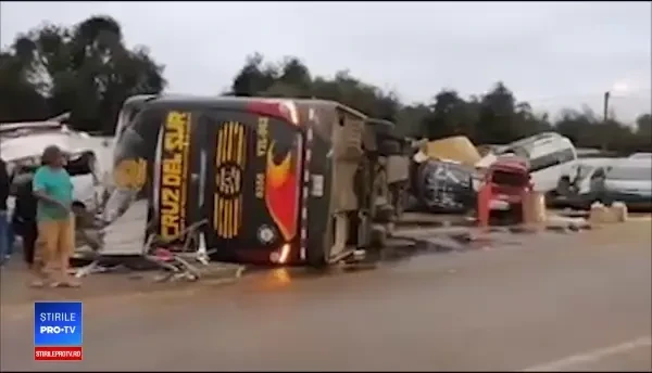16 morți și 40 de răniți în Peru, după ce un autocar s-a ciocnit de opt microbuze
