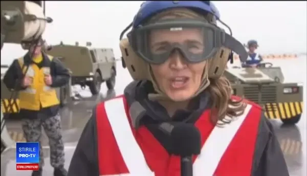 O fetiță rămasă orfană primește casca de pompier a tatălui său, ucis în incendiile din Australia