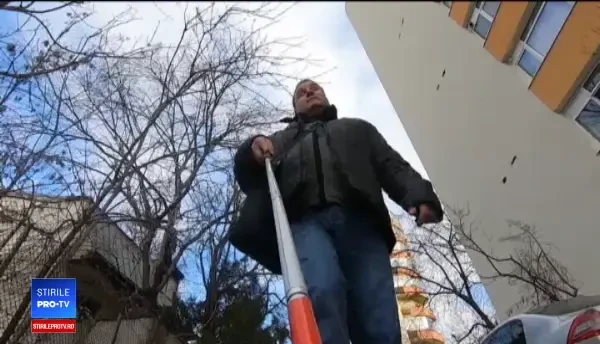 O ieșire în oraș, o aventură riscantă pentru nevăzători. Situație revoltătoare în Capitală