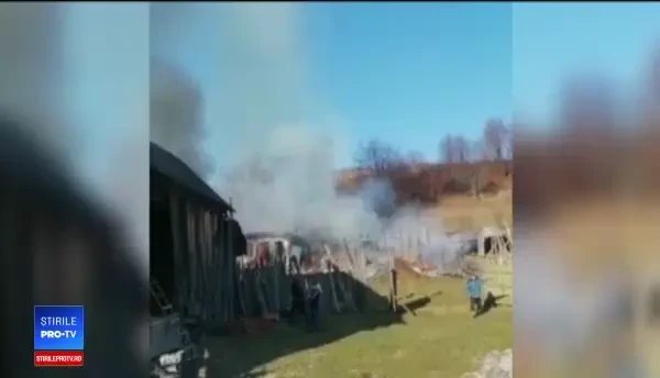 Un incendiu violent a mistuit întreaga gospodărie a unui bătrân din judeţul Neamț