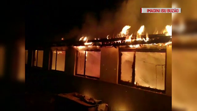 Incendiu puternic la ștrandul din Râmnicu Sărat. De la ce a pornit focul