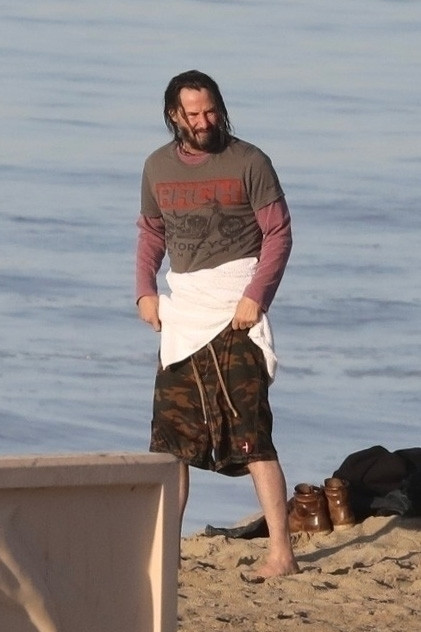 Keanu Reeves, fotografiat dezbrăcat pe o plajă din Malibu. FOTO