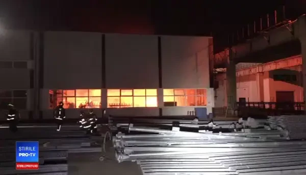 ISU - Incendiu major, cu degajări mari de fum, la Fabrica Electromontaj din Capitală