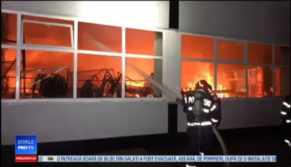 Incendiu major în București. O hală cu bazine cu zinc și acid clorhidric, cuprinsă de flăcări