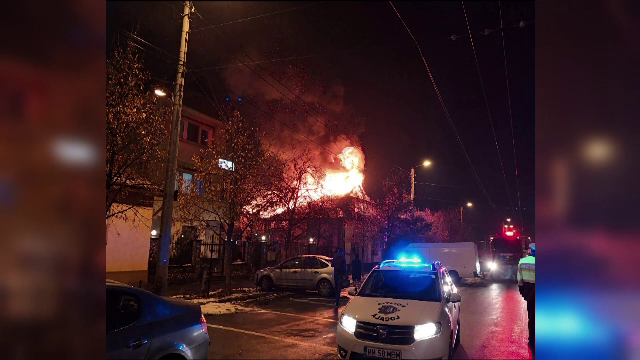 Incendiu puternic la o casă din Baia Mare. Flăcările au mistuit întreg acoperișul locuinței
