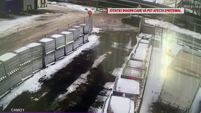 VIDEO. O mașină nu a mai putut frâna din cauza poleiului și este izbită de tren