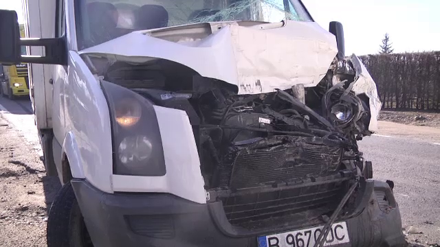 Accident în Dâmbovița cu un TIR și o dubă. Martor: ”A fost un taxi în față”