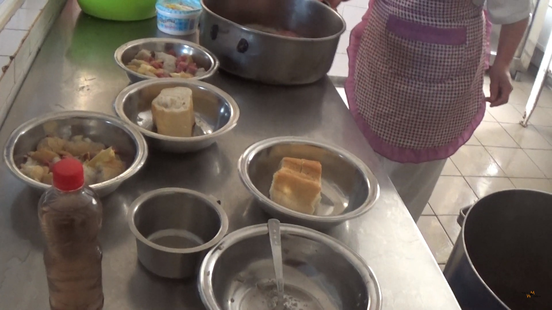 VIDEO. Pacienții unui centru de psihiatrie din Călărași, hrăniți cu pâine înmuiată în apă